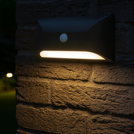 Outdoor Curved Down Wall Light with PIR Sensor – 5W LED, 4000K Neutral White, IP55, Black